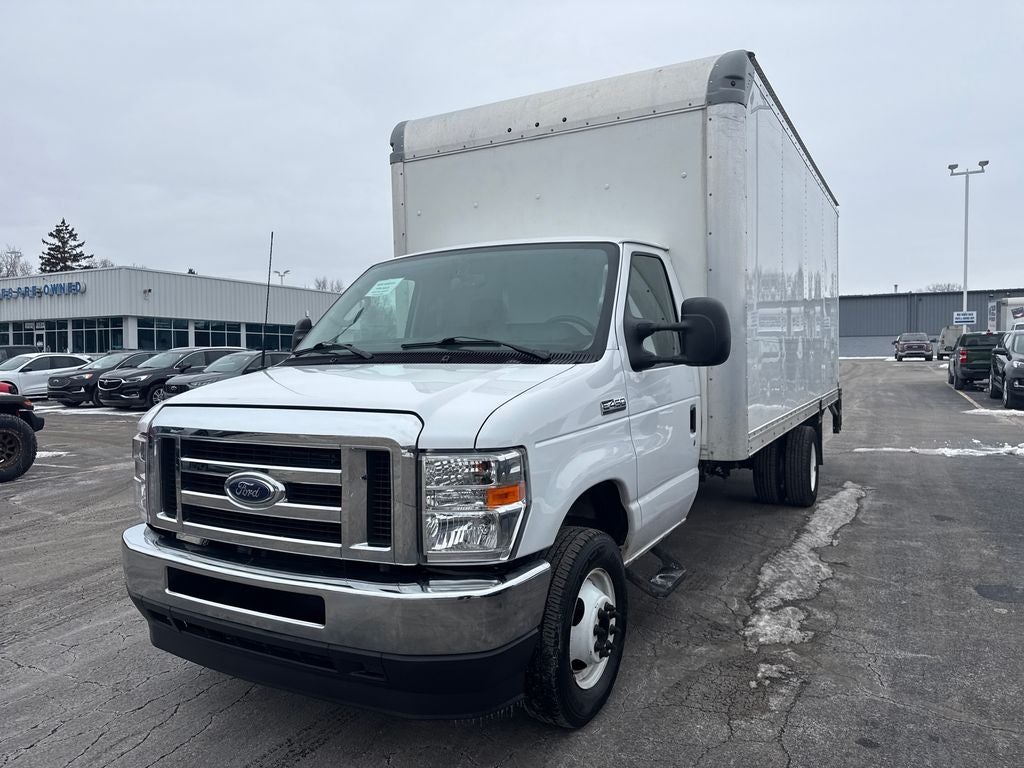 2022 Ford E-450SD Base