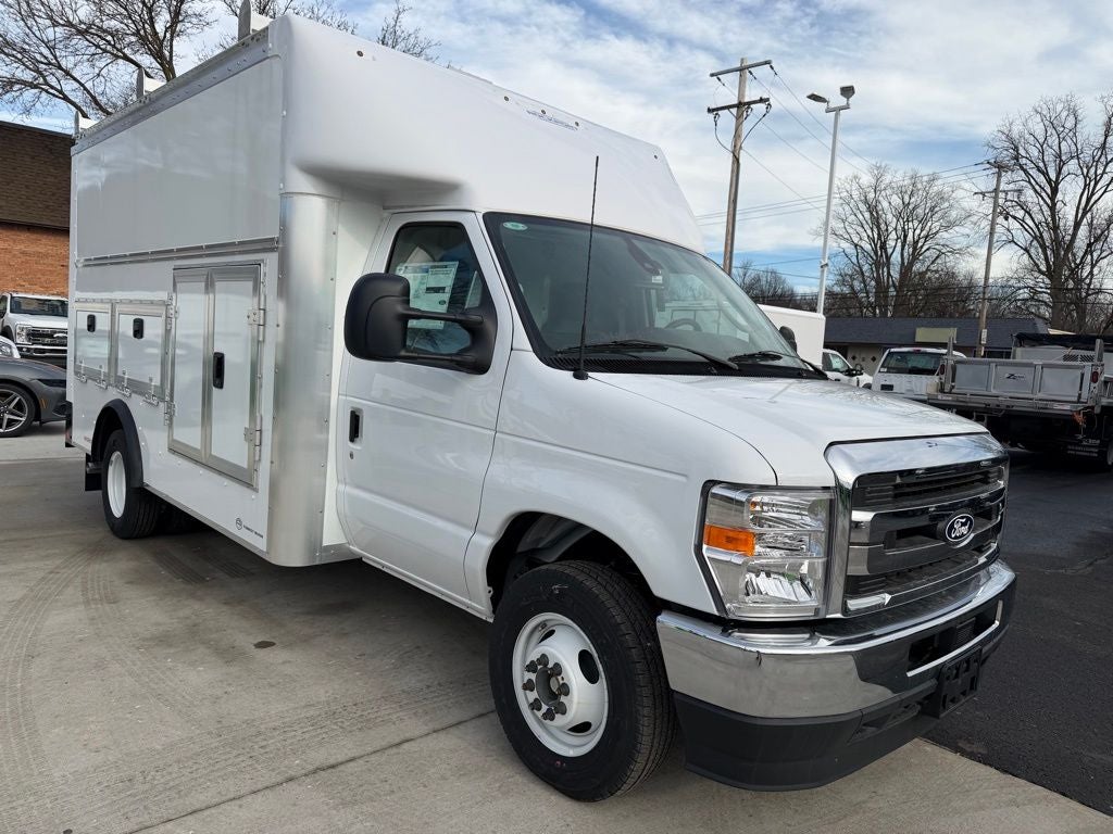 2026 Ford E-450SD Base DRW