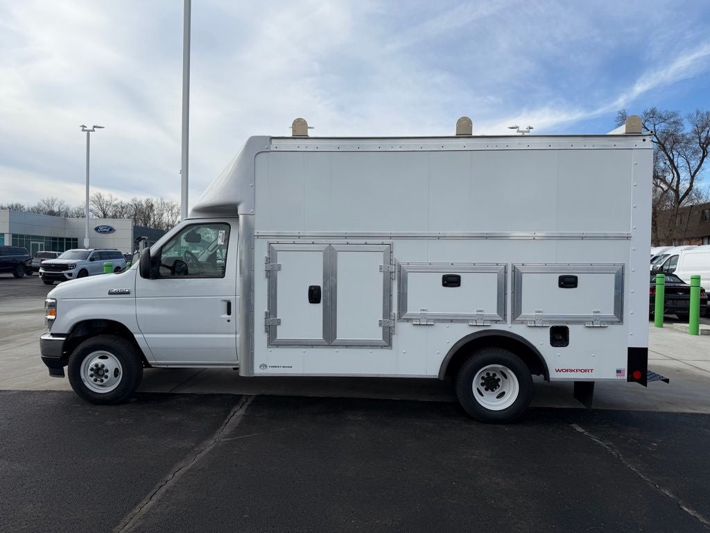 2026 Ford E-450SD Base DRW