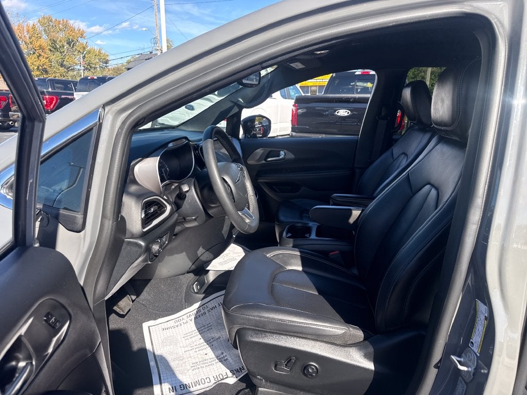 2025 Chrysler Pacifica Select