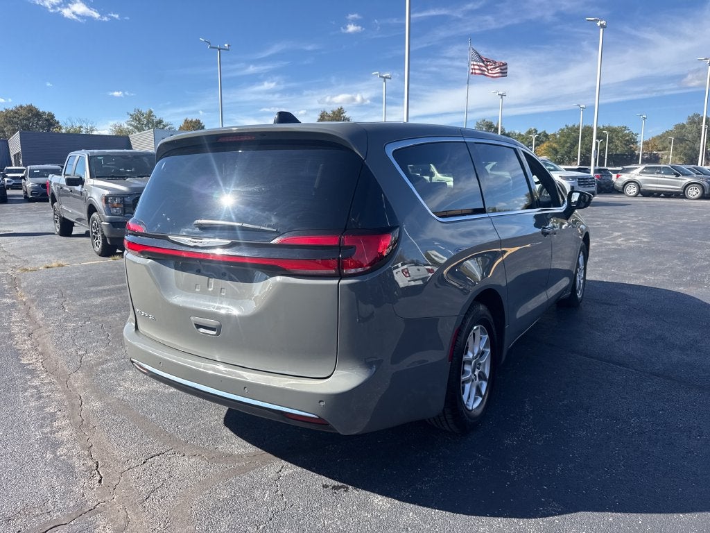 2025 Chrysler Pacifica Select