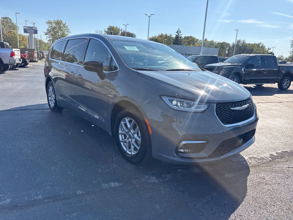 2025 Chrysler Pacifica Select