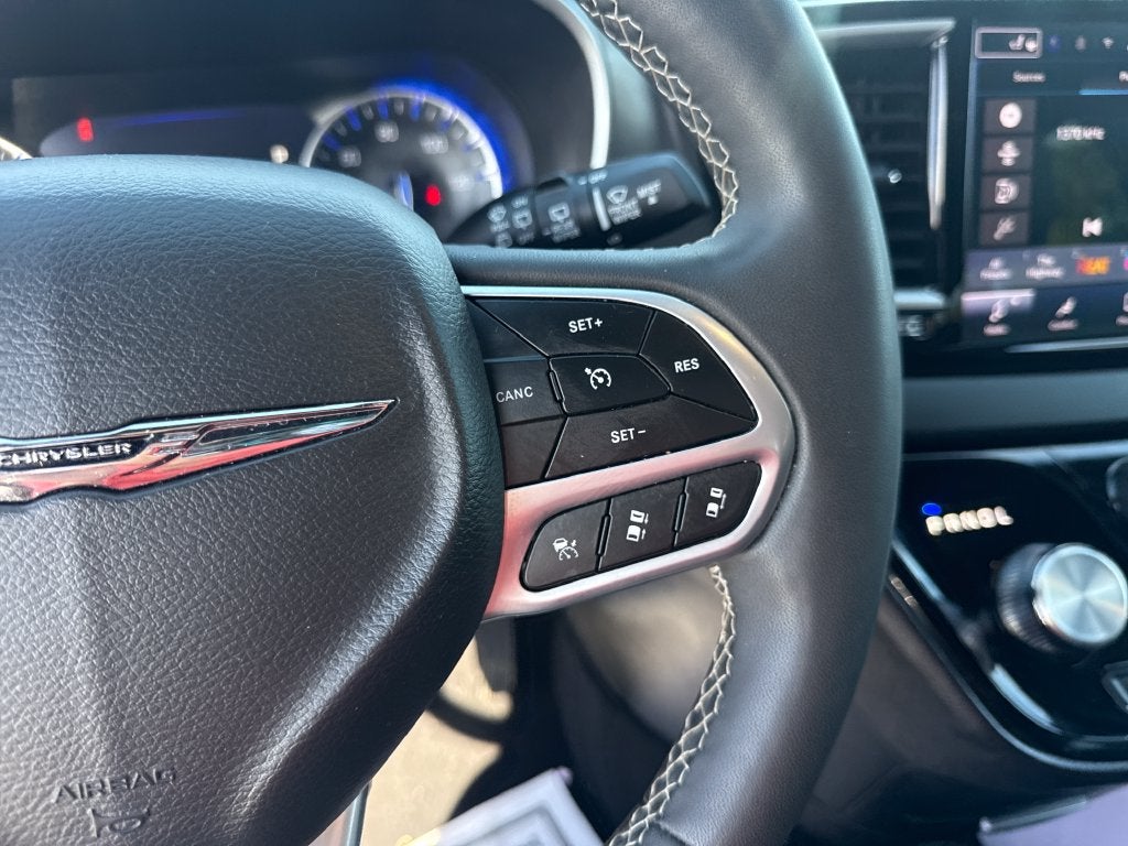 2025 Chrysler Pacifica Select