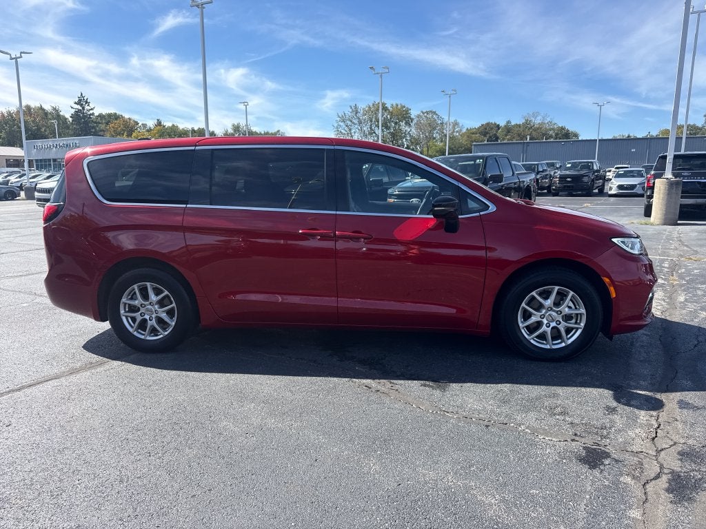 2025 Chrysler Pacifica Select