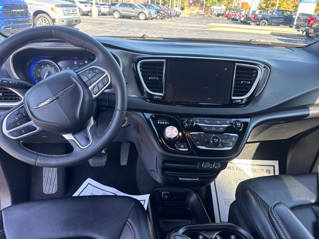 2025 Chrysler Pacifica Select