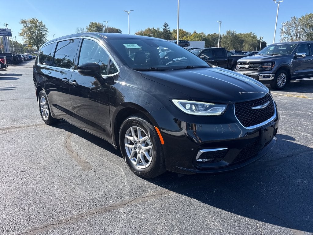 2025 Chrysler Pacifica Select