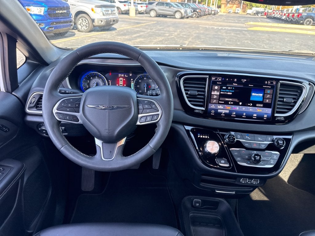 2025 Chrysler Pacifica Select