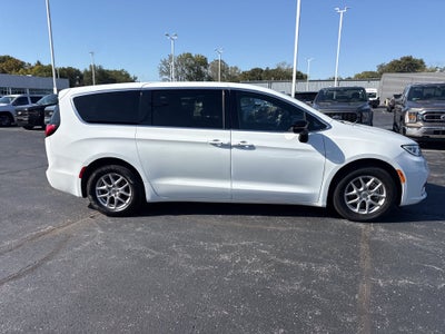 2025 Chrysler Pacifica Select