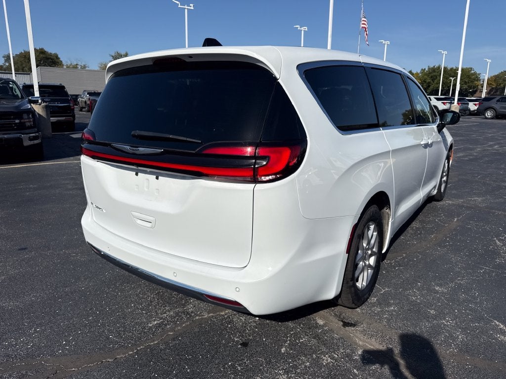2025 Chrysler Pacifica Select