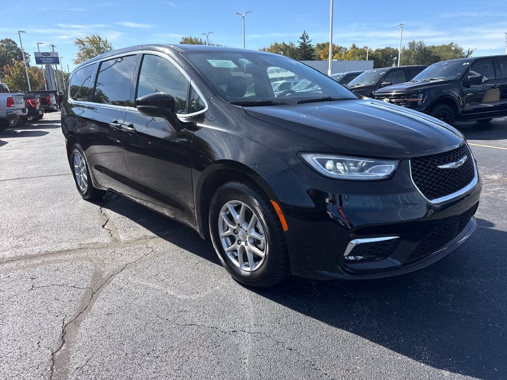 2025 Chrysler Pacifica Select