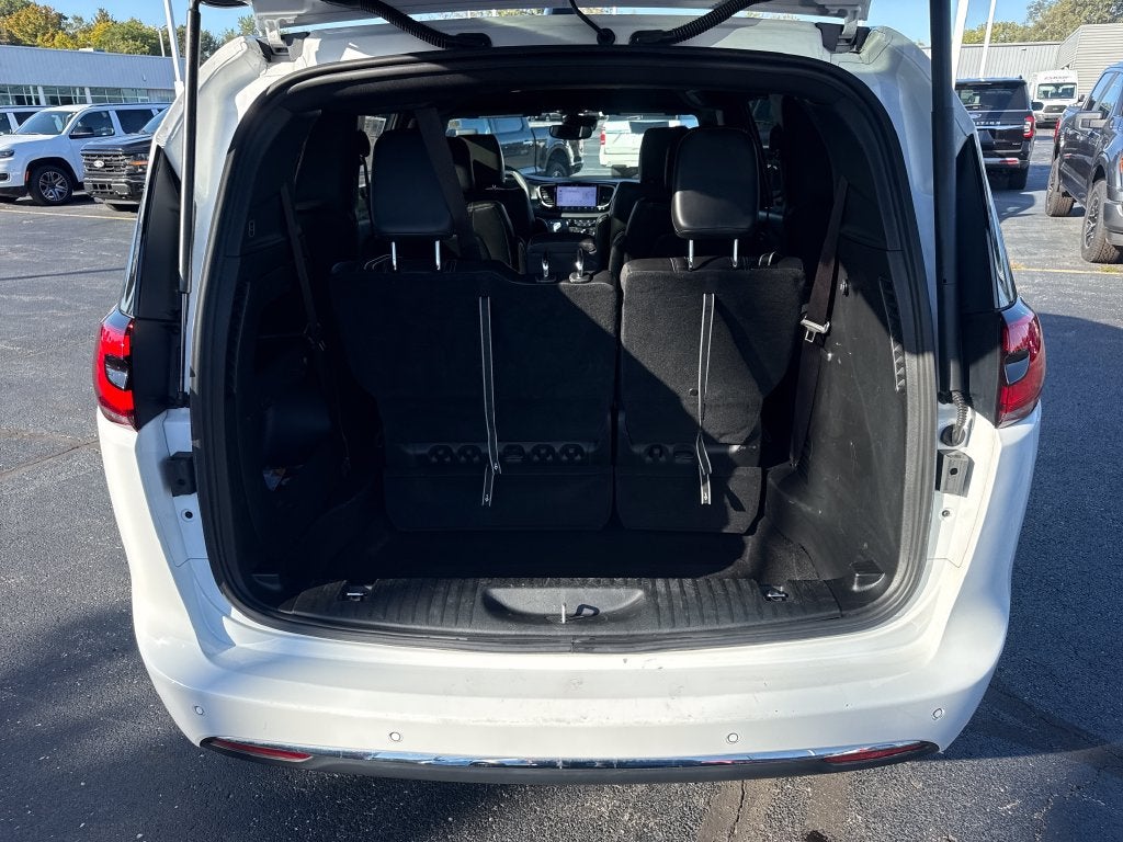 2025 Chrysler Pacifica Select