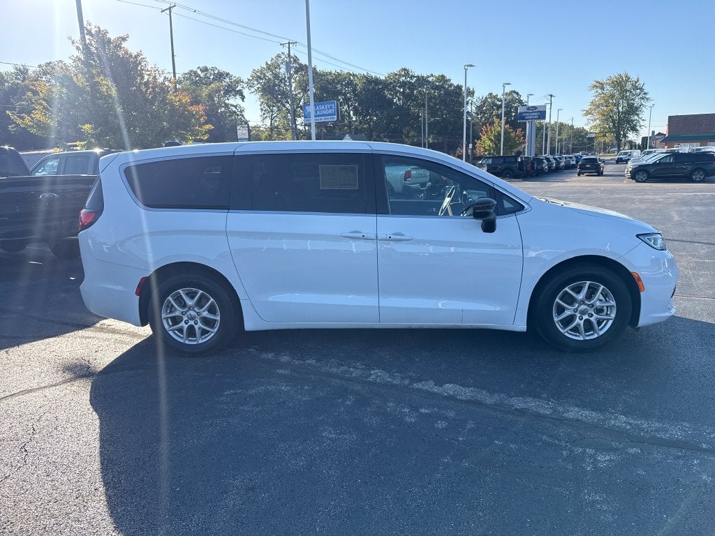 2025 Chrysler Pacifica Select