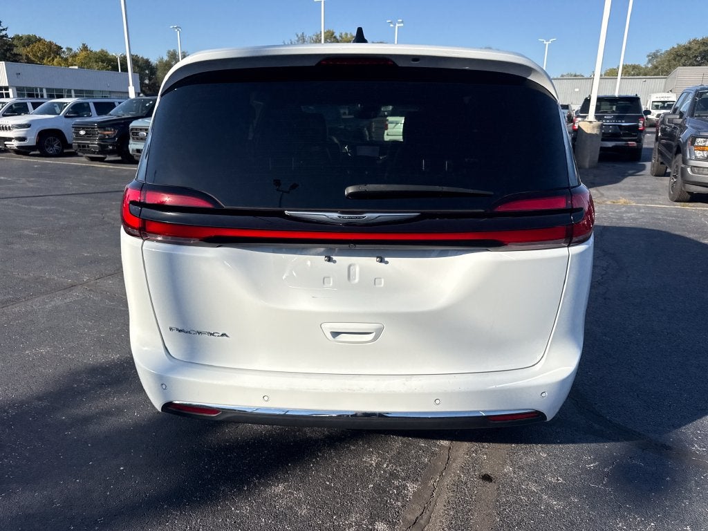 2025 Chrysler Pacifica Select