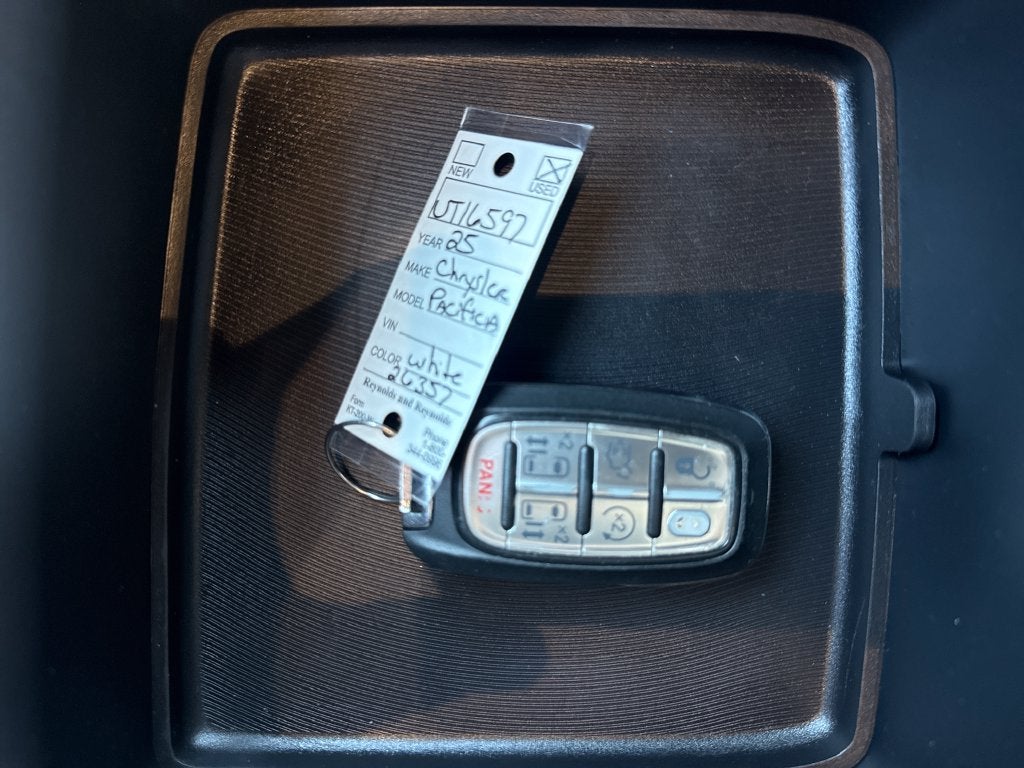 2025 Chrysler Pacifica Select