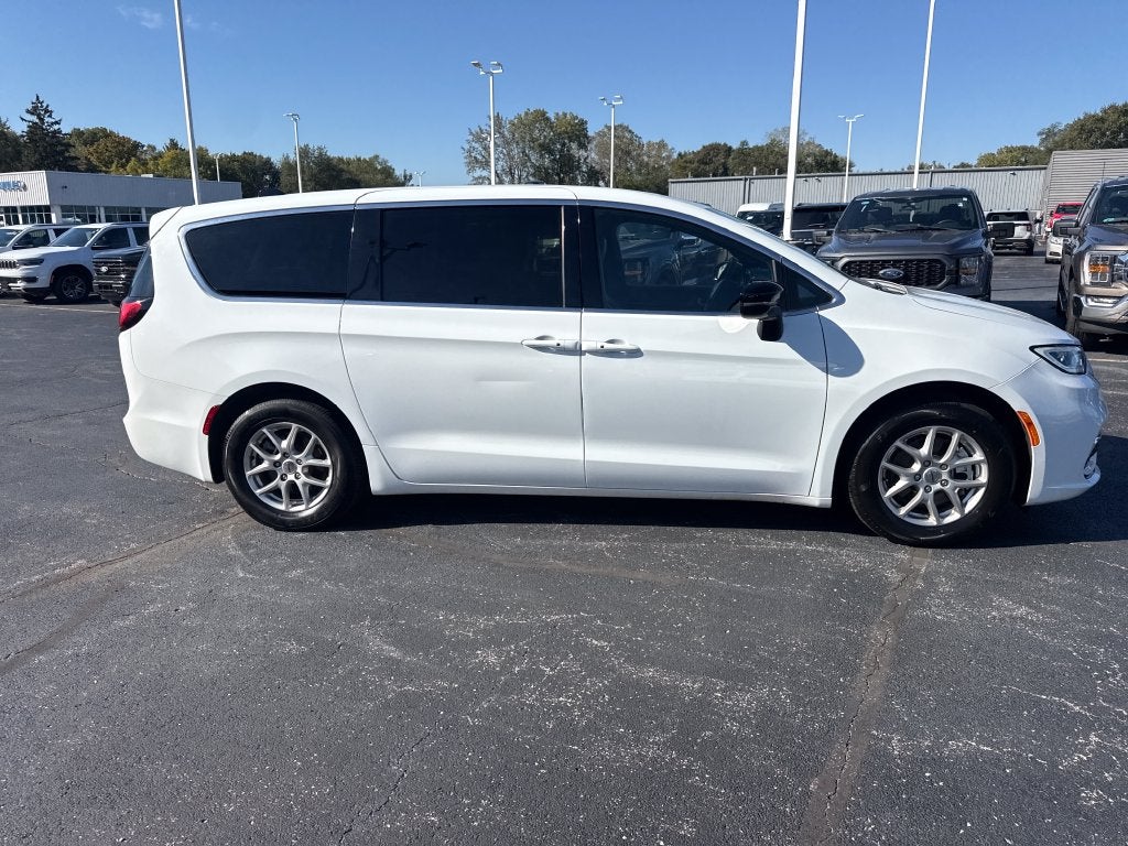 2025 Chrysler Pacifica Select