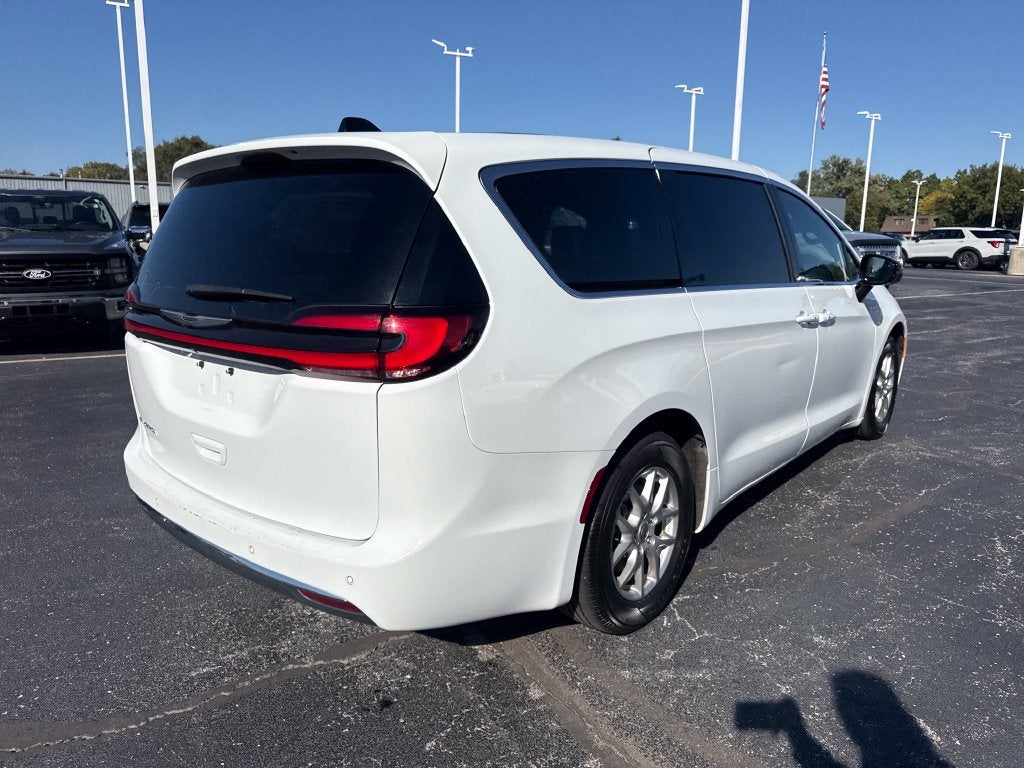 2025 Chrysler Pacifica Select