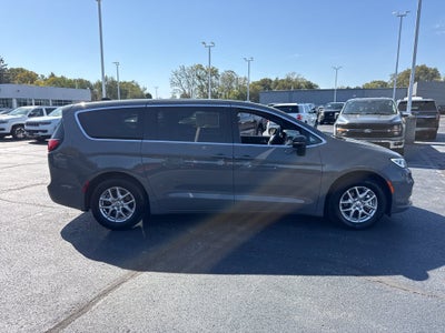 2025 Chrysler Pacifica Select