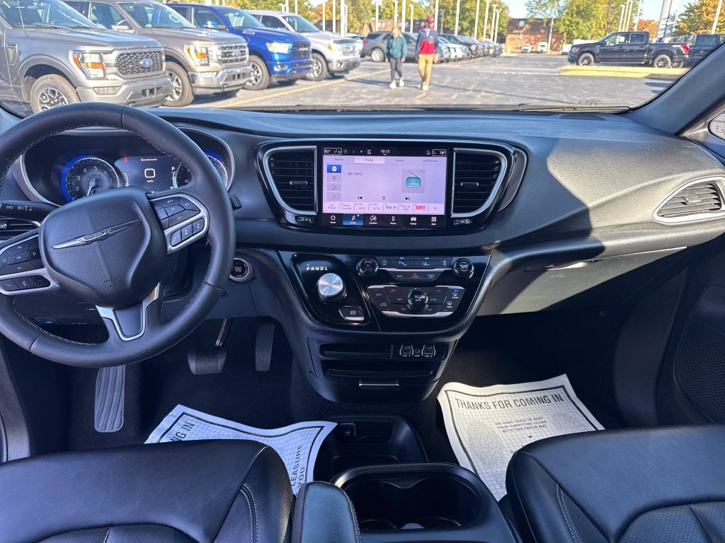 2025 Chrysler Pacifica Select