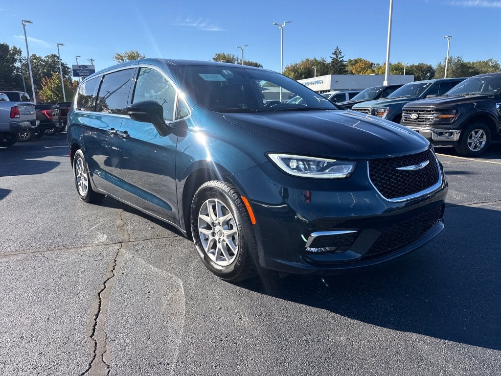 2025 Chrysler Pacifica Select