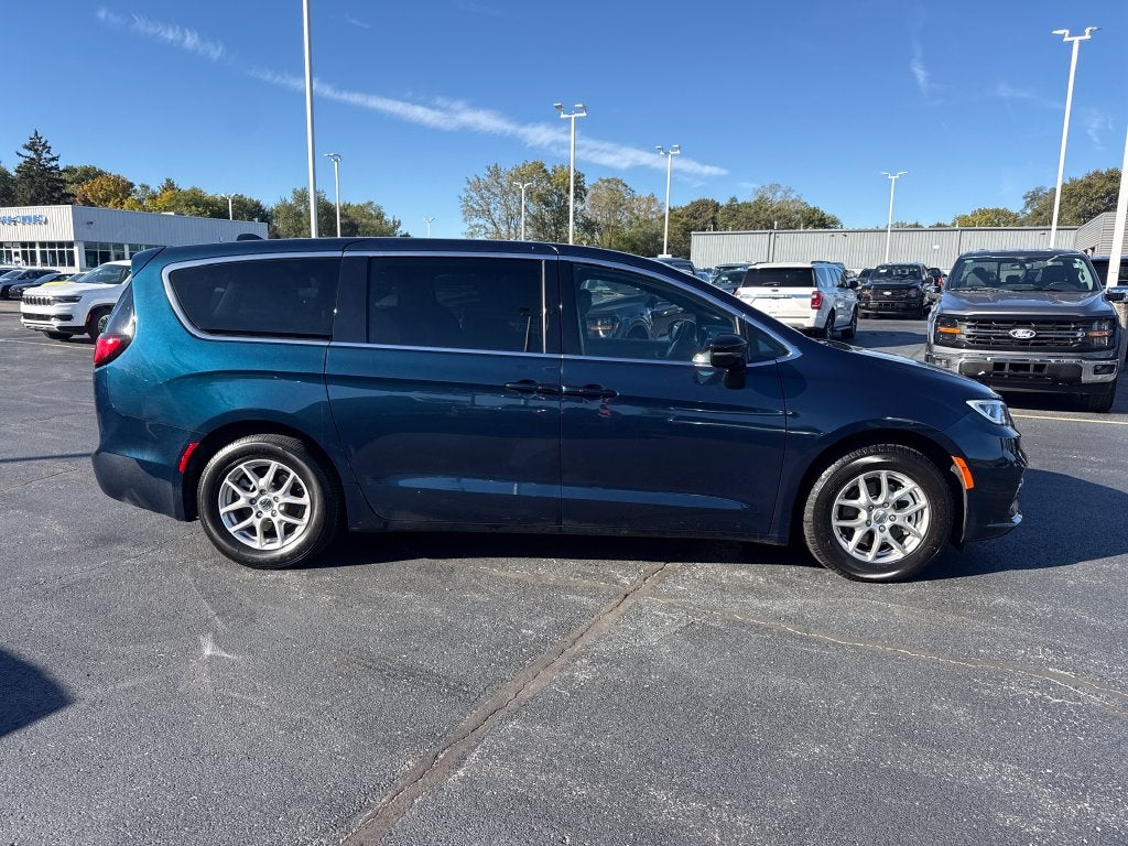 2025 Chrysler Pacifica Select