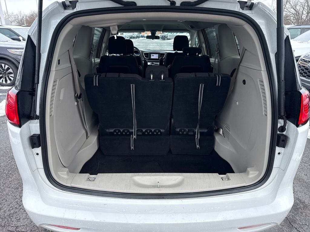 2022 Chrysler Voyager LX