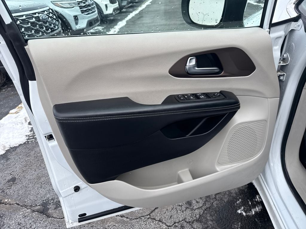 2022 Chrysler Voyager LX