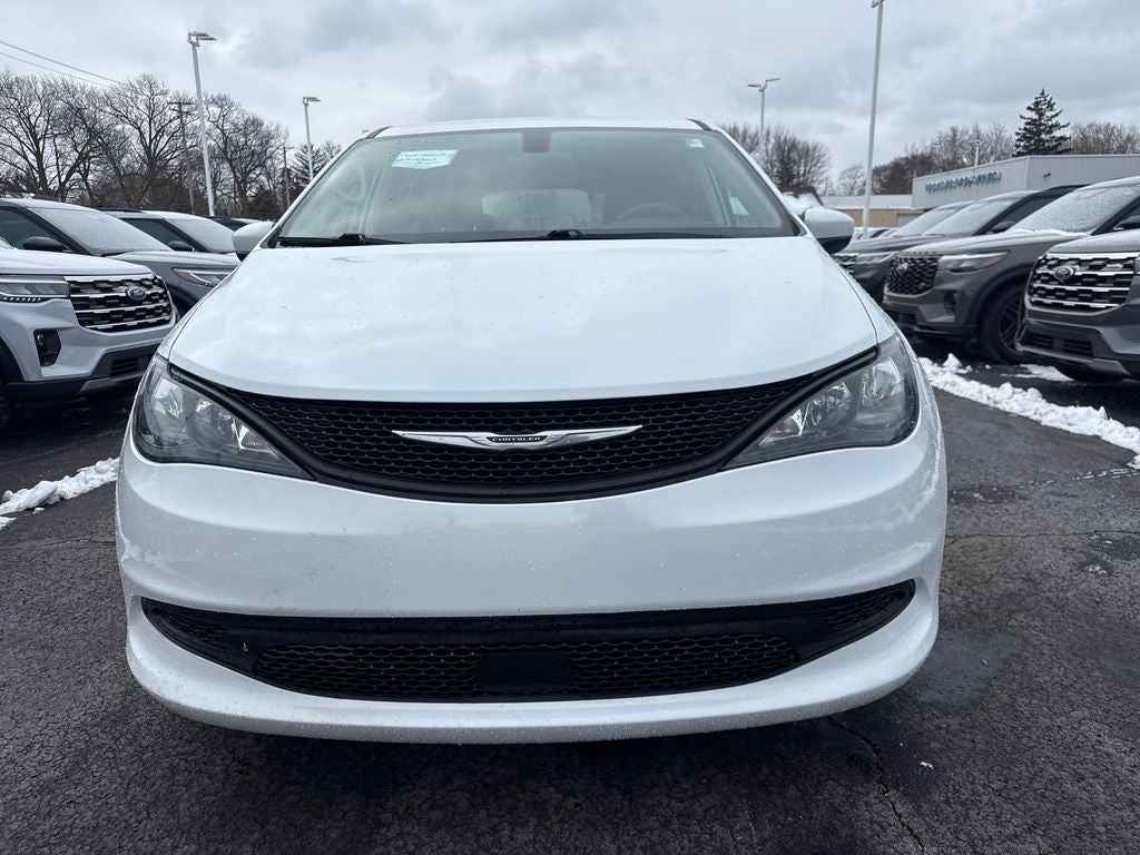 2022 Chrysler Voyager LX