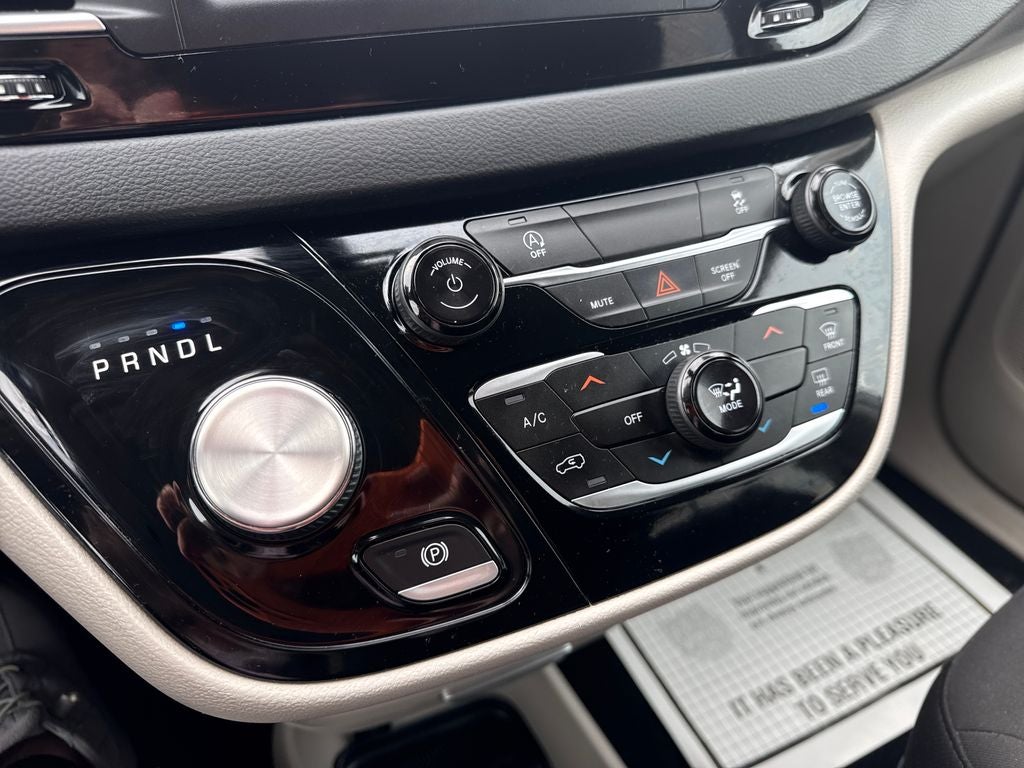 2022 Chrysler Voyager LX