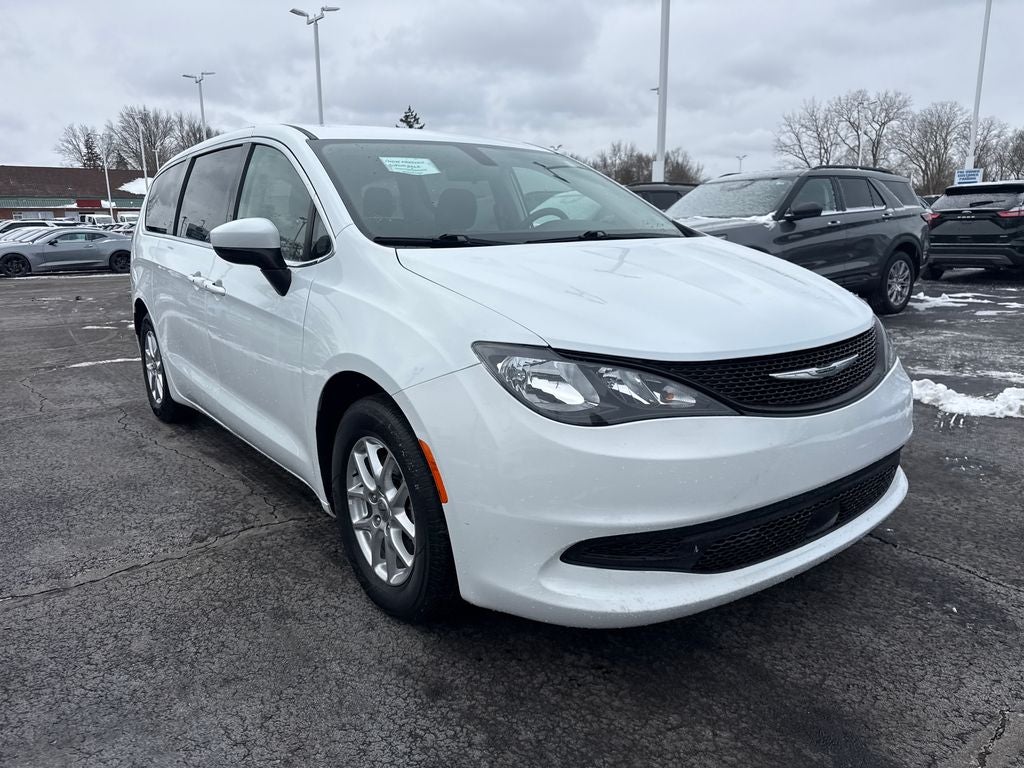 2022 Chrysler Voyager LX