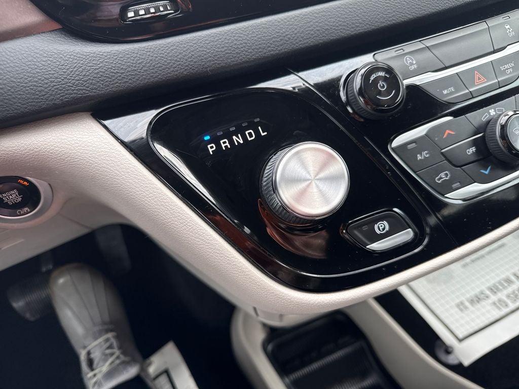 2022 Chrysler Voyager LX