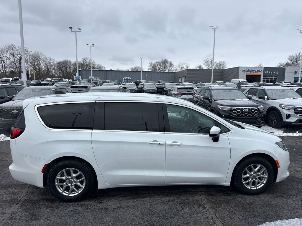 2022 Chrysler Voyager LX