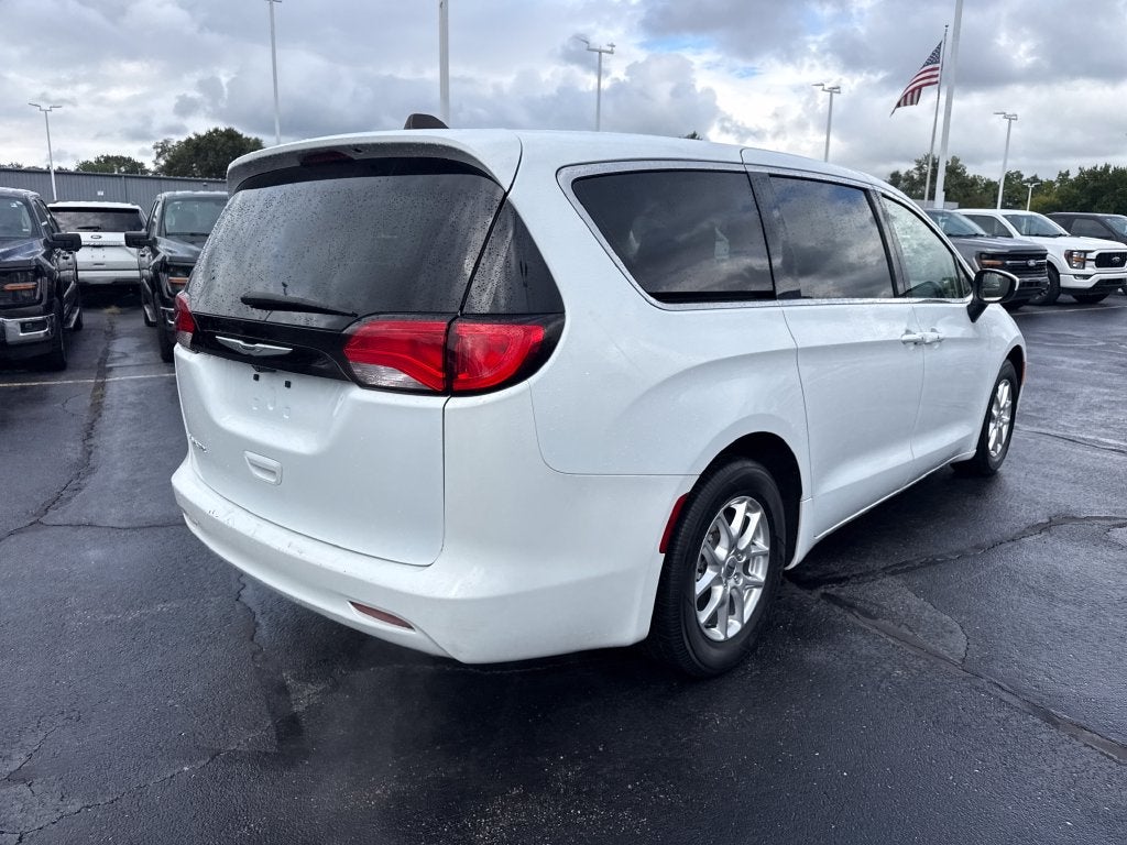 2023 Chrysler Voyager LX