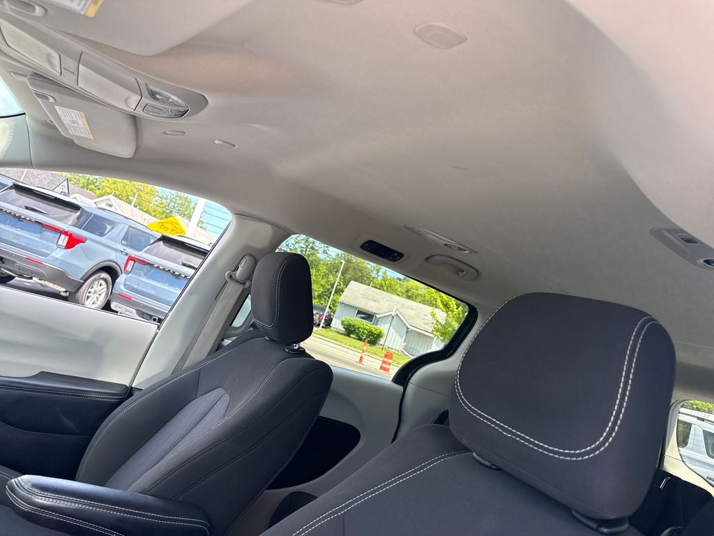 2023 Chrysler Voyager LX