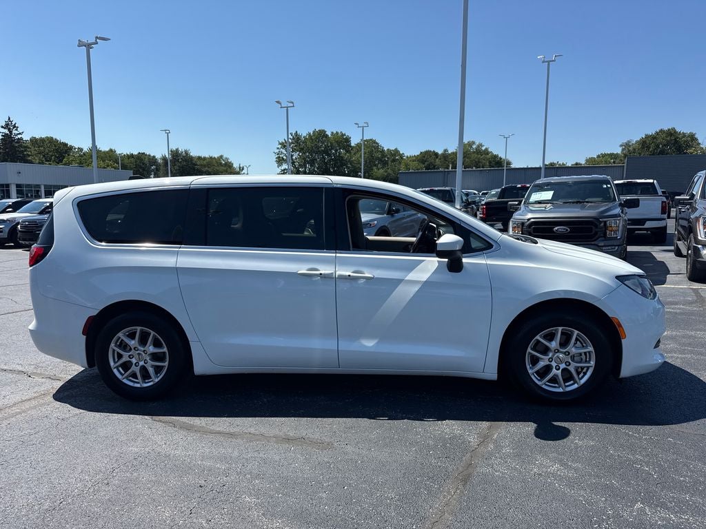 2023 Chrysler Voyager LX