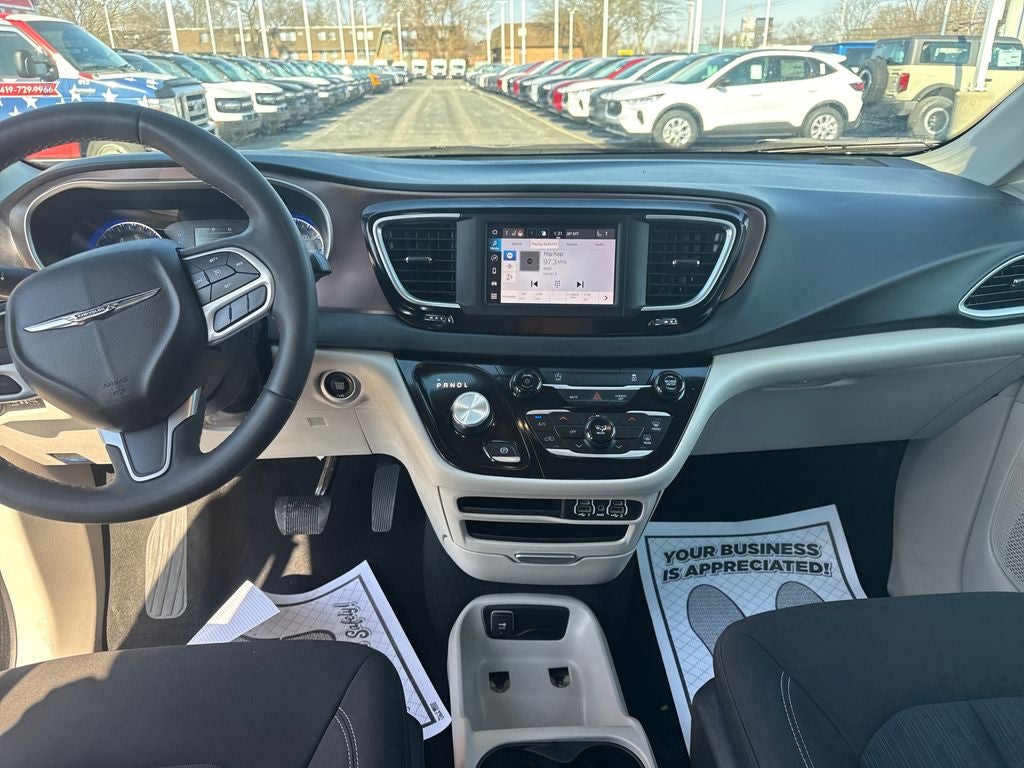 2023 Chrysler Voyager LX