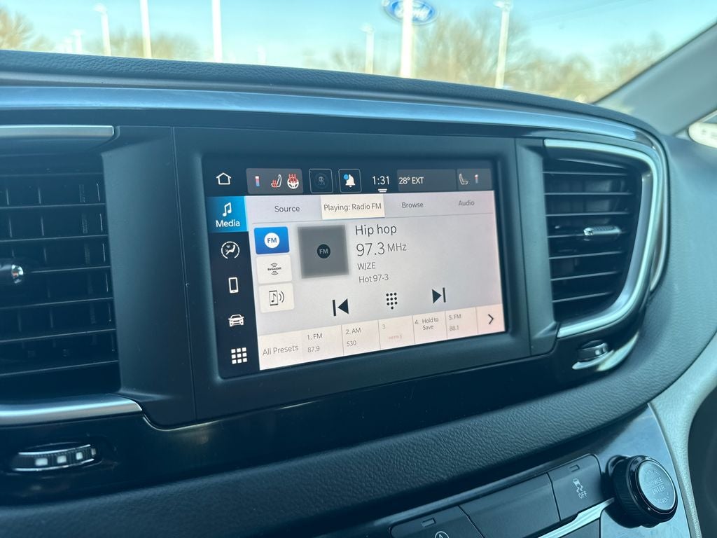 2023 Chrysler Voyager LX