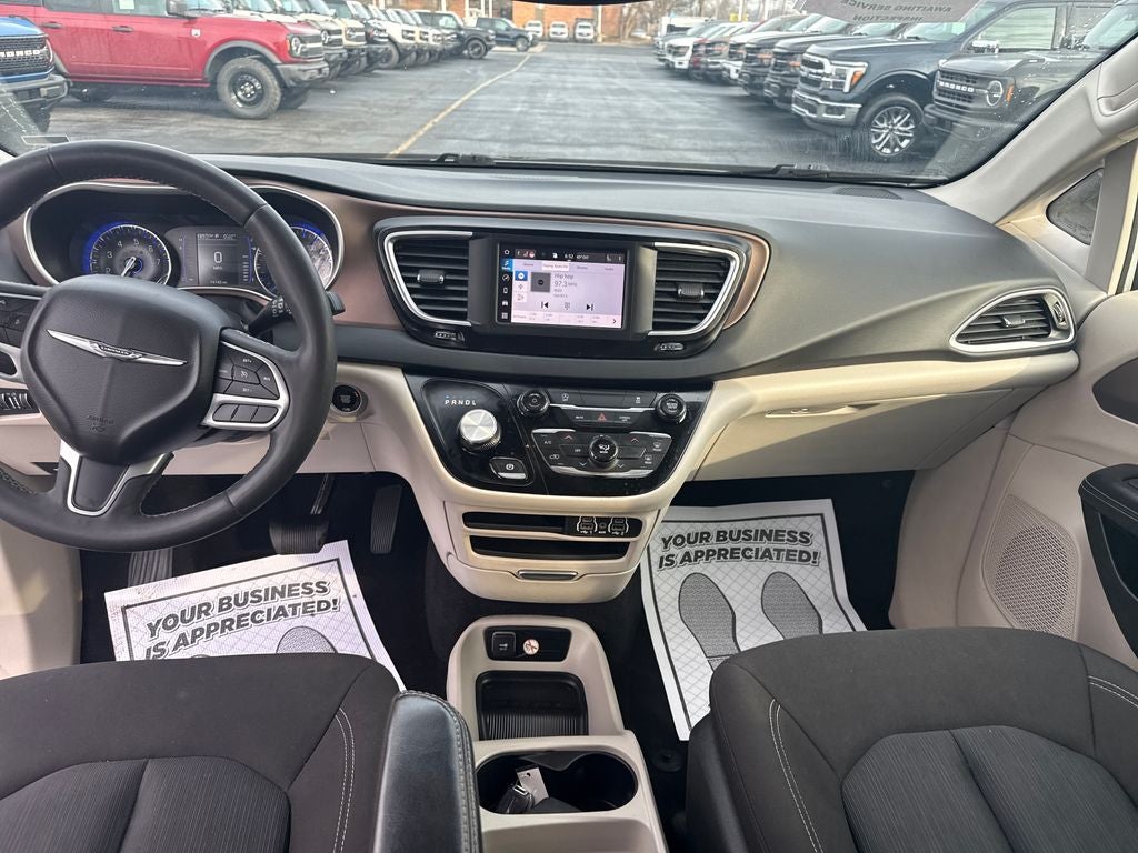 2023 Chrysler Voyager LX