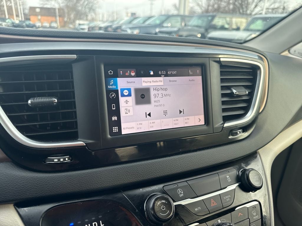 2023 Chrysler Voyager LX