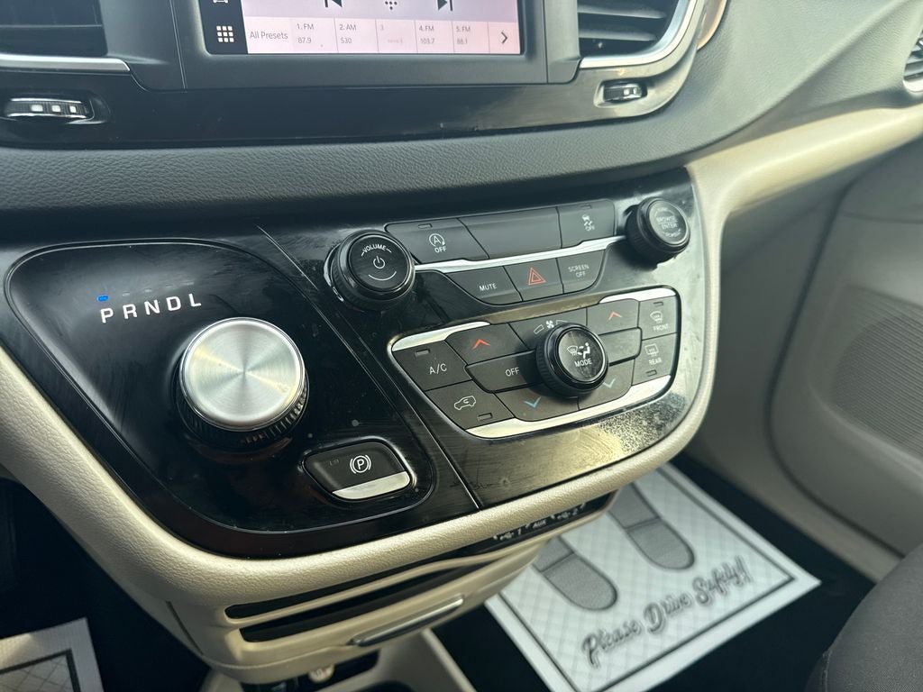 2023 Chrysler Voyager LX