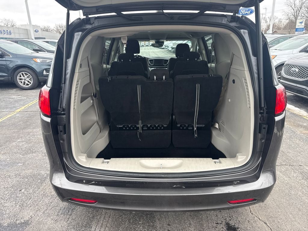 2023 Chrysler Voyager LX