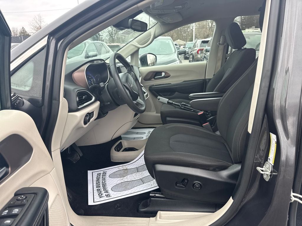 2023 Chrysler Voyager LX