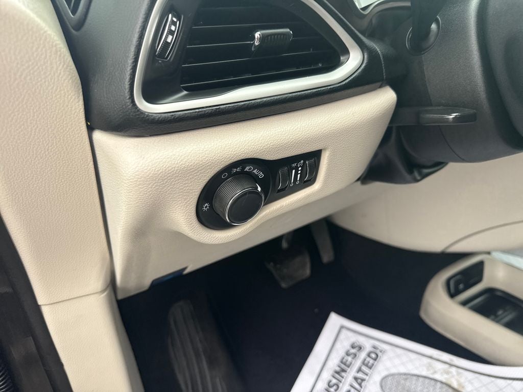 2023 Chrysler Voyager LX