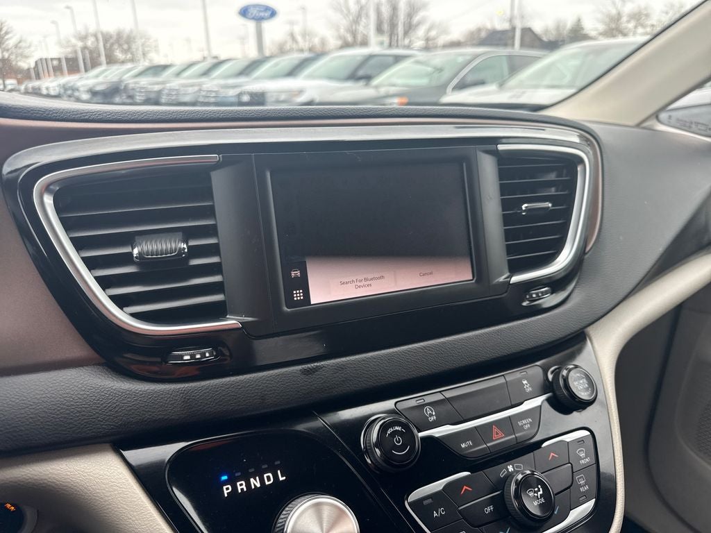 2023 Chrysler Voyager LX