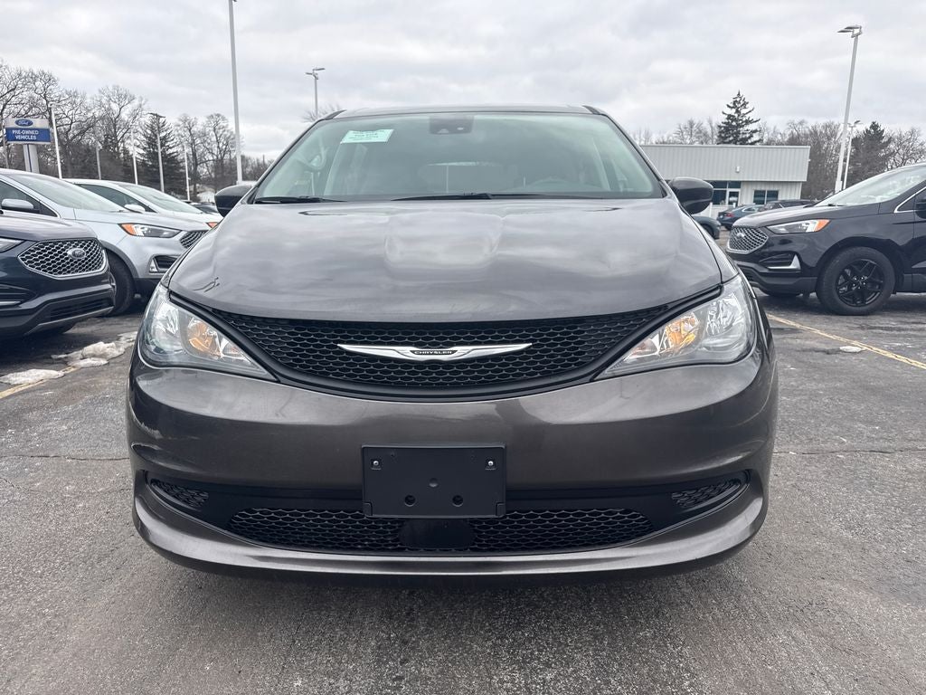 2023 Chrysler Voyager LX
