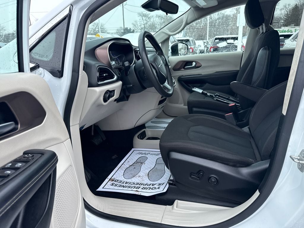 2023 Chrysler Voyager LX