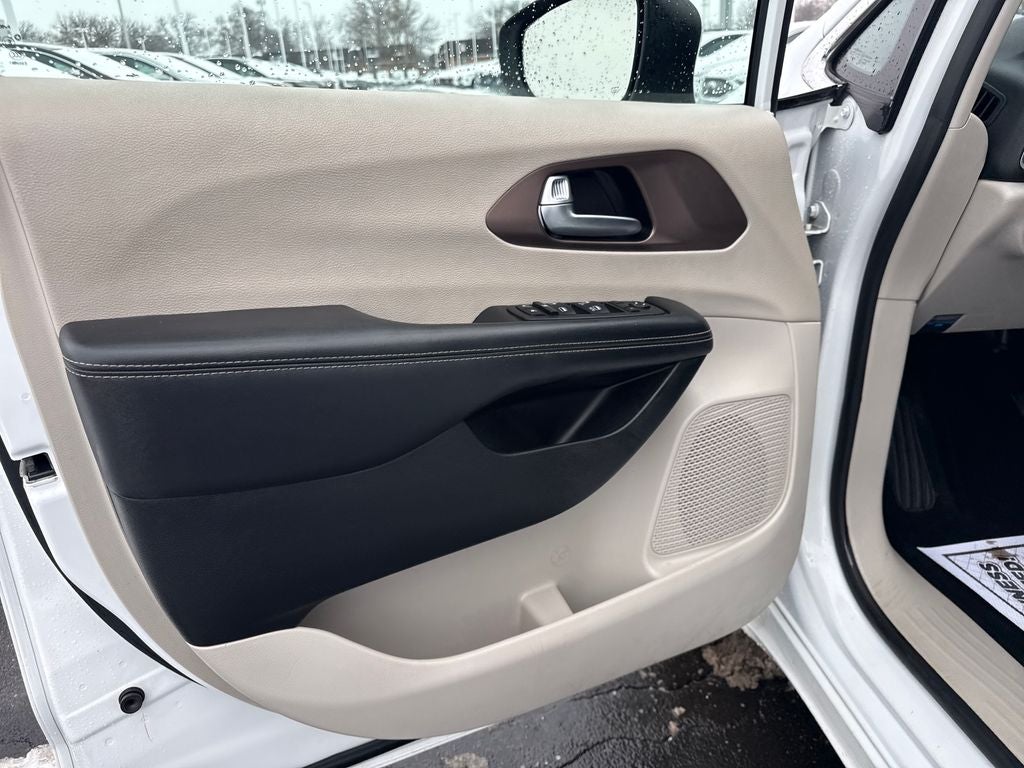 2023 Chrysler Voyager LX