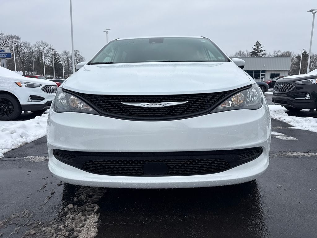 2023 Chrysler Voyager LX
