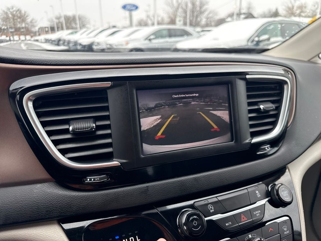 2023 Chrysler Voyager LX