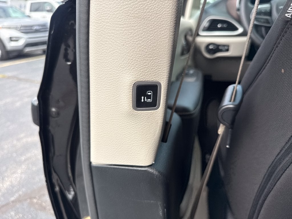 2023 Chrysler Voyager LX
