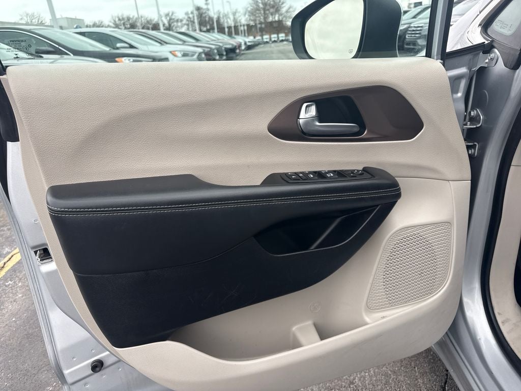 2023 Chrysler Voyager LX